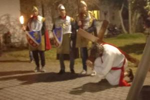 La Via Crucis attraversa il paese