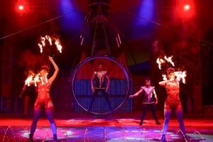 Acrobazie, moto, magie, acqua e musica