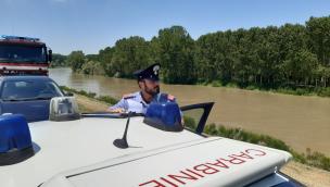 Preso con la droga, si tuffa, attraversa il Po a nuoto e scappa