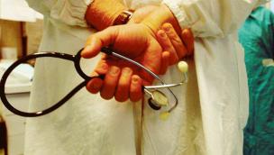 Giovani molestate: scoppia il sexy scandalo in ospedale