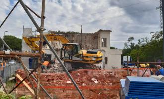 Abbattuto un angolo storico di Donada: addio all'ex distributore