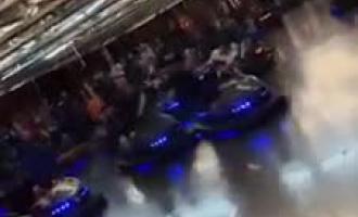 La nuova moda alle giostre: prendersi a cinghiate in autoscontro