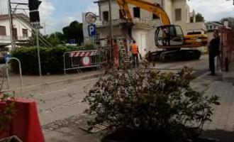 Addio all'ex distributore: al suo posto un B&B e dei negozi