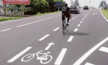 Le ciclabili in mezzo alla carreggiata sono pericolose?