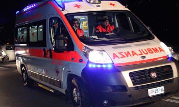 Giovane si denuda e si lancia in strada