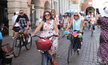 Dress code Fancy, tutte in bici per i diritti delle donne