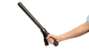 Prende il manganello e mette in fuga i ladri