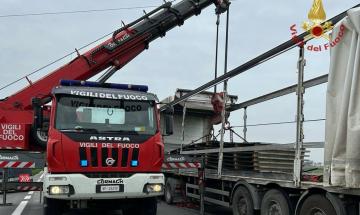 Camionista in difficolt&agrave;, ci pensano i pompieri