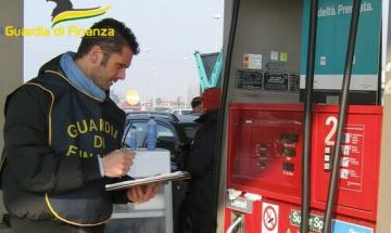 Caro benzina, scattano i controlli della Finanza