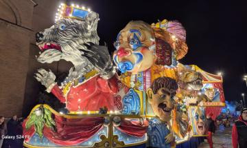 In migliaia alla sfilata di carri allegorici
