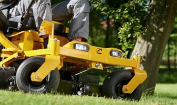 Investito dal trattorino rasaerba, grave un bimbo