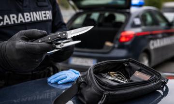 In auto con un serramanico: denunciato 50enne