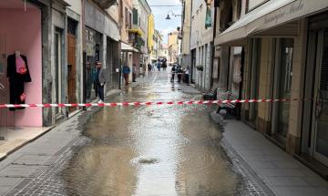 Scoppia la conduttura, corso Vittorio Emanuele allagato