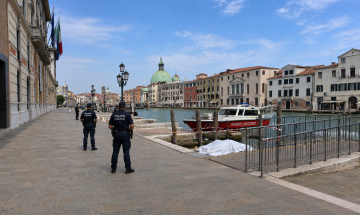Venezia, corpo senza vita nel Canal Grande: il mistero davanti alla stazione che interroga la citt&agrave;