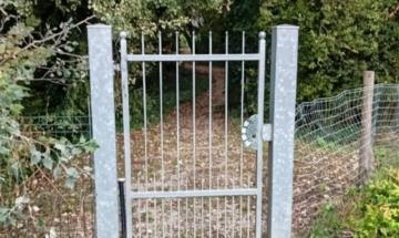 Un cancello, un bosco e una ciclabile insicura