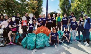 I volontari ripuliscono la ciclabile
