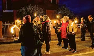 Una fiaccolata per dire “basta”