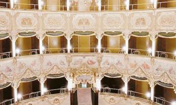 Don Giacinto sale sul palco