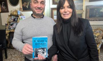 Farinella dona il suo libro