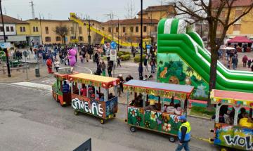 Una grande invasione di maschere