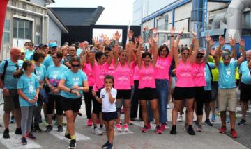 Un serpentone rosa va di corsa