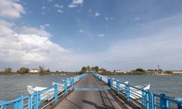 Ponte di barche aperto tutta l'estate