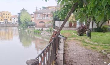 Vandali strappano via la panchina