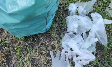 I guanti monouso finiscono nei canali