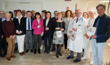 Abbraccio tra arte e cura per il bene dei pazienti