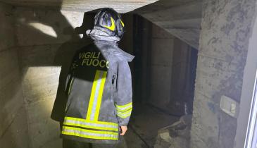 Paura in una palazzina, fuoco nel vano scale