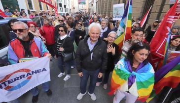 Centinaia in piazza per dire “Pace”