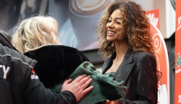 Tutti in fila per un selfie con Samira