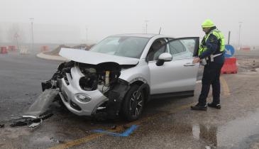 Schianto nella rotatoria del cantiere, tre feriti