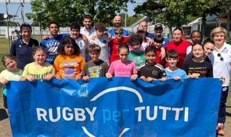 La palla ovale dalla scuola fino al campo