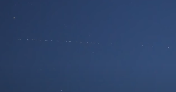 Luci In Fila Che Si Muovono Nel Cielo Notturno La Voce Di Rovigo