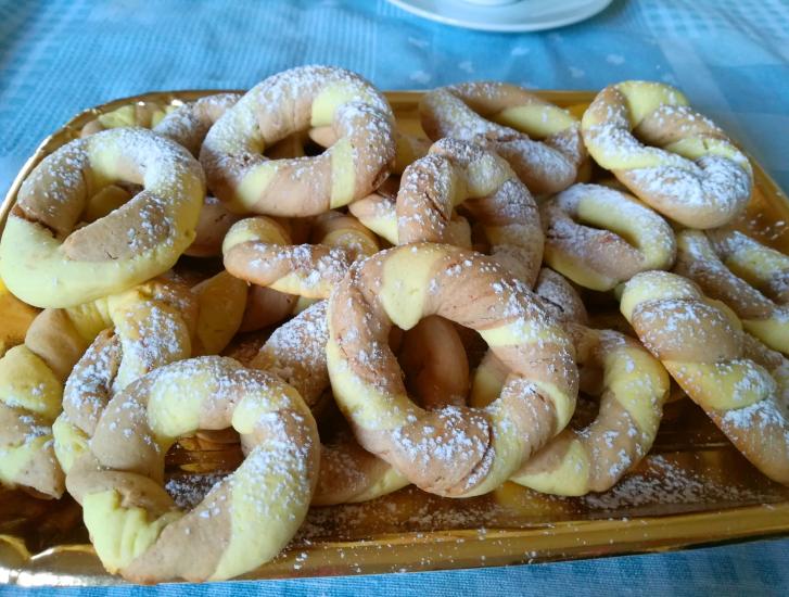 Dolci abbracci al cacao golosi ad ogni morso