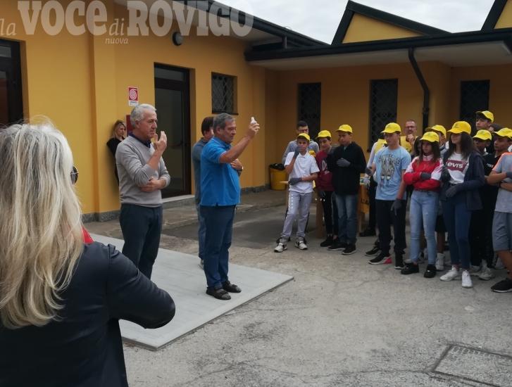 Cento ragazzi puliscono la pineta