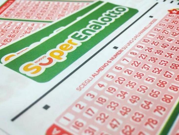 Vinti 709mila euro al Superenalotto!