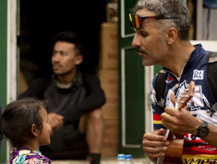 Il &ldquo;Comicista&rdquo; diventa regista: il racconto del suo viaggio in Nepal e l'ingresso nel Guinness World record