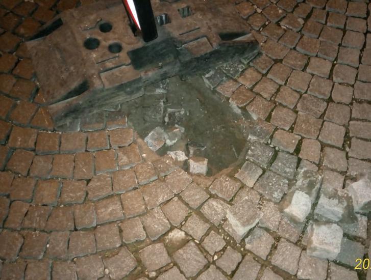 Voragine in via Manzoni, chiusa la strada