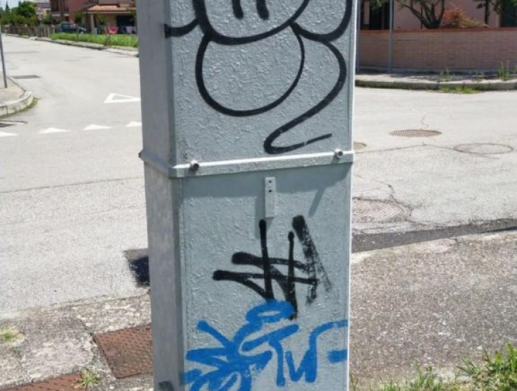 E&rsquo; caccia ai vandali del parco giochi