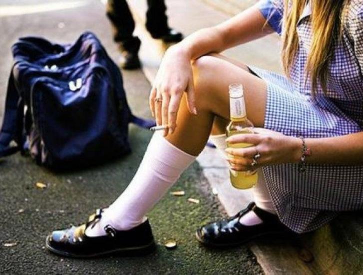 Vende alcool a una 14enne, lei finisce in coma etilico