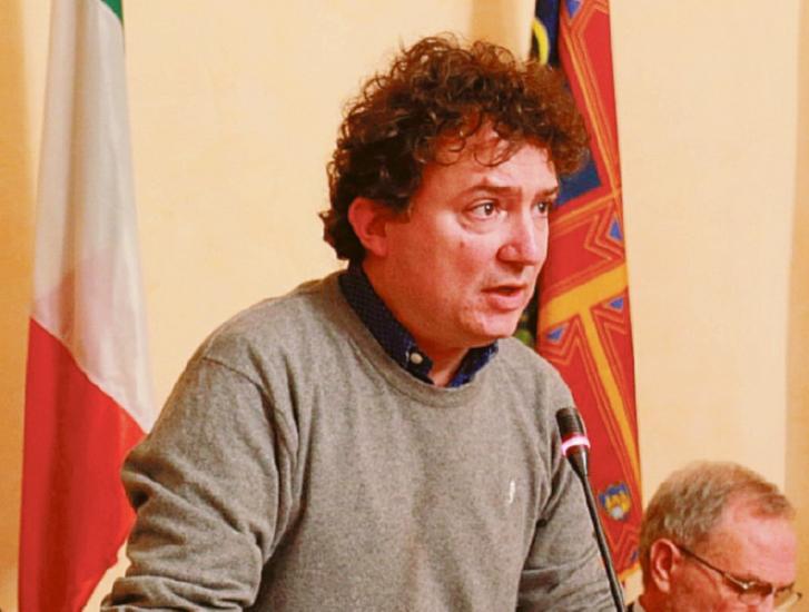 Maxi possa d'acqua, i residenti intervengono e liberano il tombino ostruito