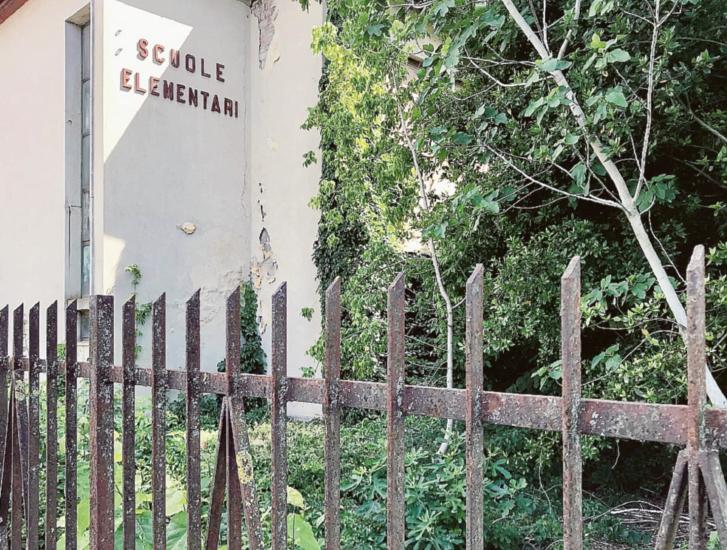 &ldquo;C&rsquo;&egrave; il degrado nelle ex scuole&rdquo;