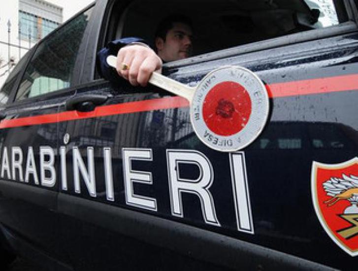 Ruba decine di salami e prosciutti, arrestato