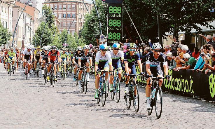 Incredibile. Passa il Giro d'Italia, “via tutti i dehors” - La Voce di ...