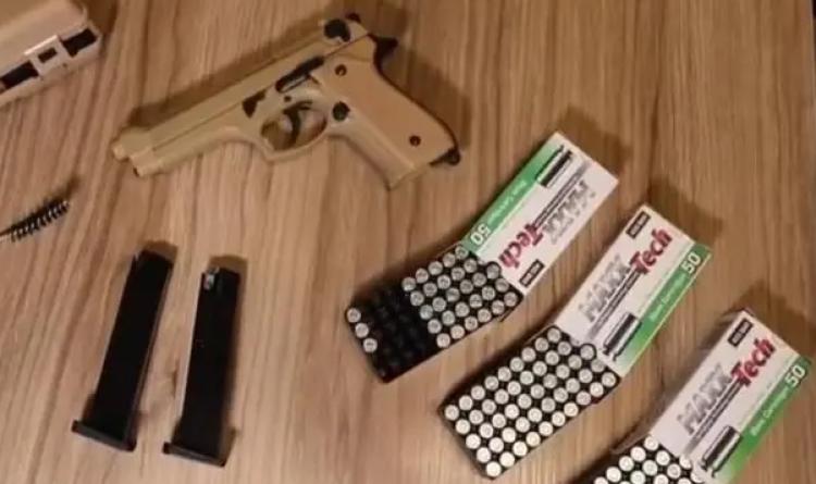 Odia i ciclisti e apre il fuoco contro il gruppo