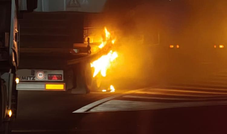 Incendio al casello, ci pensano i pompieri