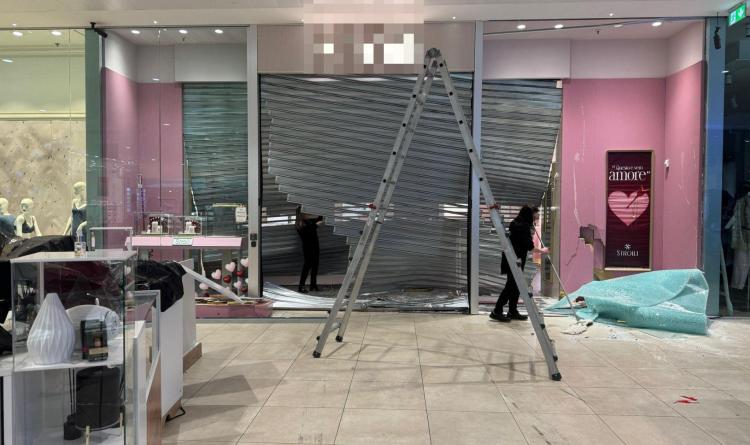 Auto ariete nel centro commerciale, scassinata la gioielleria