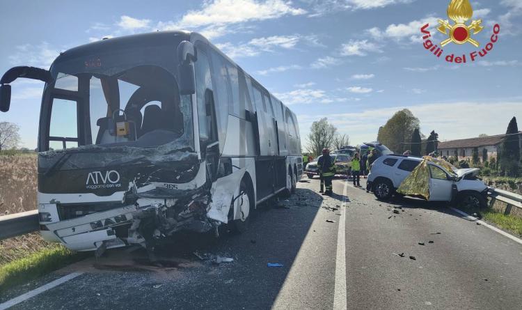 Frontale tra un'auto e un bus: un morto
